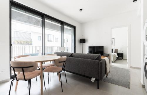 Tel Aviv Appartement | Blueground at Tzameret, High End, Balcony