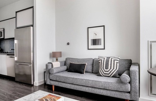 Central-Maverick Square - Paris Street Appartement | Blueground | Central-Maverick Square, pool, nr Boston Harbor
