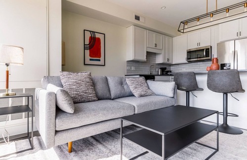 Elmhurst Appartement | Blueground | Elmhurst, pool, nr Elmhurst Art Museum