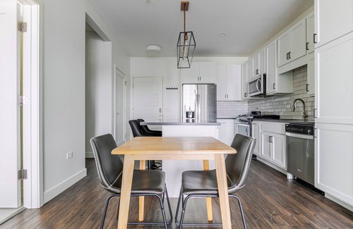 Elmhurst Appartement | Blueground | Elmhurst, pool, nr Elmhurst Art Museum