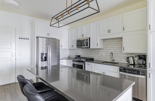 Elmhurst Appartement | Blueground | Elmhurst, pool, nr Elmhurst Art Museum