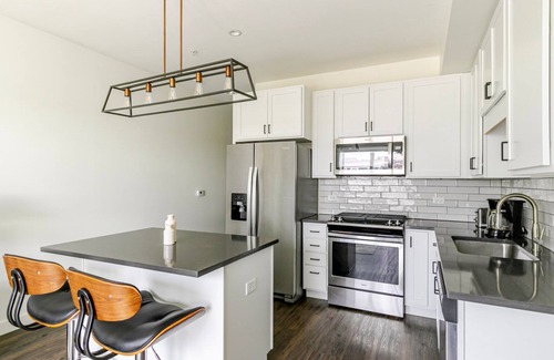 Elmhurst Appartement | Blueground | Elmhurst, pool, nr Elmhurst Art Museum