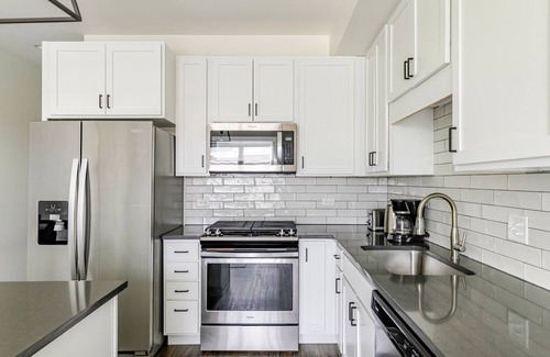 Elmhurst Appartement | Blueground | Elmhurst, pool, nr Elmhurst Art Museum
