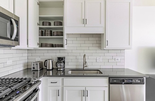 Elmhurst Appartement | Blueground | Elmhurst, pool, nr Elmhurst Art Museum