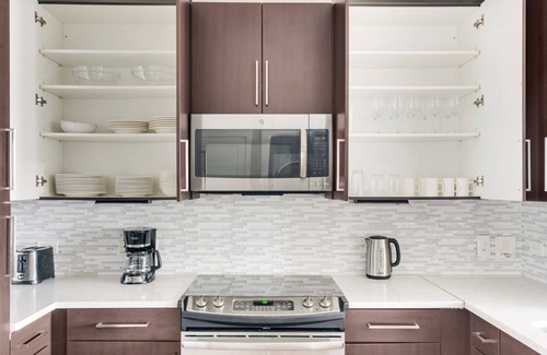Woodmont Triangle Appartement | Blueground | Hunter Mill District, pool, nr Lake Anne