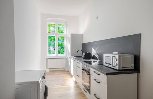 Alt-Treptow Appartement | Blueground | Kreuzberg, nr park, w/pool & w/d