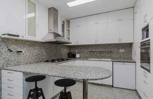 Les Corts Appartement | Blueground | Pedralbes, AC, balcony, nr park