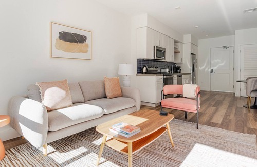 Pleasant Hill Appartement | Blueground | Pleasant Hill, balcony, nr Park