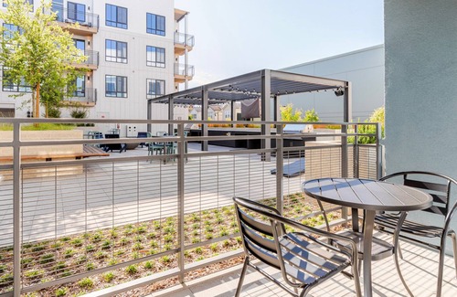 Pleasant Hill Appartement | Blueground | Pleasant Hill, balcony, nr Park