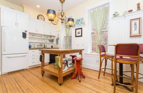 West Town Appartement | Maison unique d'IKlektik une chambre pleine d'art étonnant