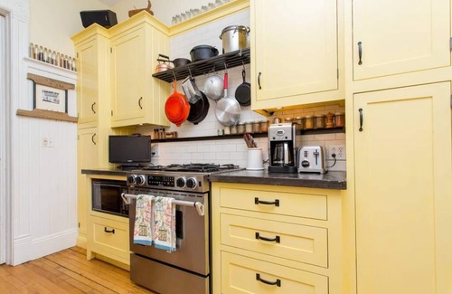 West Town Appartement | Maison unique d'IKlektik une chambre pleine d'art étonnant