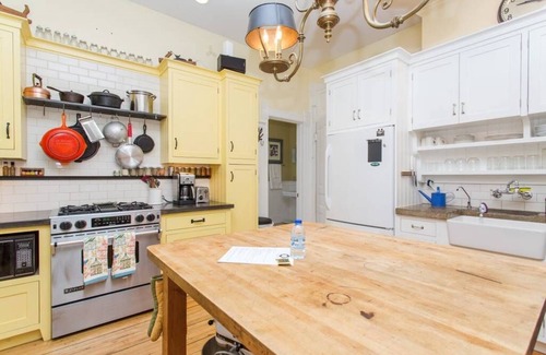 West Town Appartement | Maison unique d'IKlektik une chambre pleine d'art étonnant