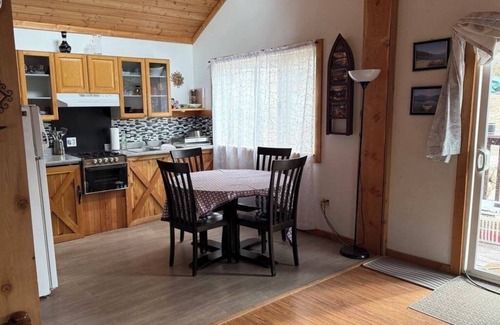 Central Kootenay Cabine | Bluenose Guest Cabin on Kootenay Lake, BC