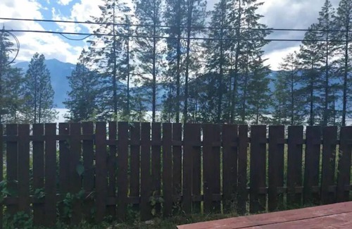 Central Kootenay Cabine | Bluenose Guest Cabin on Kootenay Lake, BC