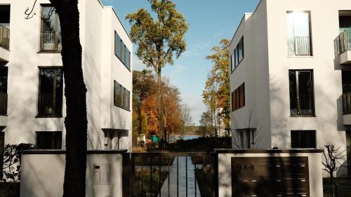 Hubertushohe Appartement | bluestar apartments am Storkower See inkl Badesteg und Gartensauna