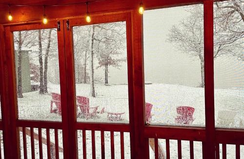 Crowder Maison | Blufftop Cabin Retreat Hot Tub and Fall Views!