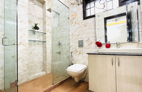 New Delhi Appartement | BluO 2BHK @ Greater Kailash Lift, Balcony, Parking
