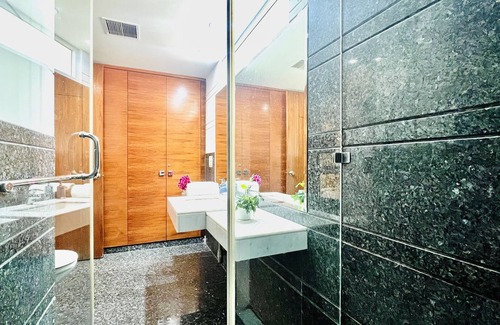 Delhi Appartement | BluO 3BHK M Block Mkt - Lift, Balcony, Parking