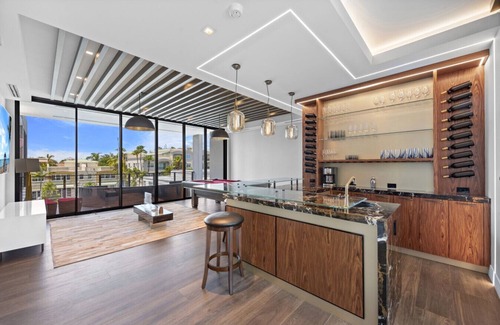 Coral Ridge Appartement | A Modern Three-Story Waterfront Residence w/ Rooftop Lounge