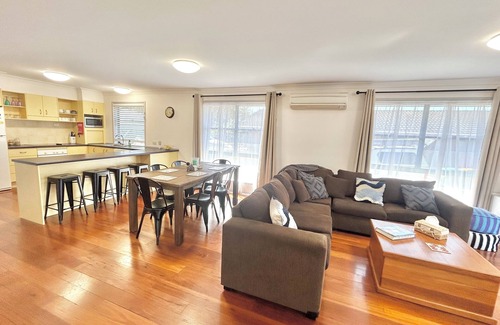 Harrington Maison | Boat Access with short Walk to River, Pub, Park & fully fenced Dog Friendly yard