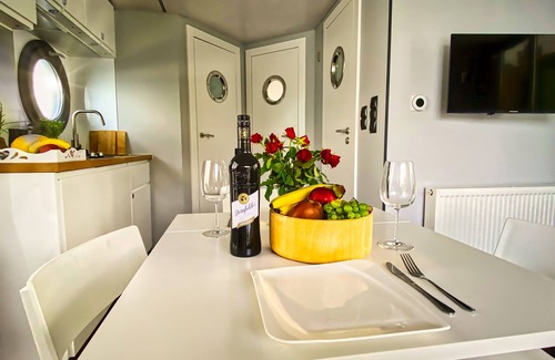 Schwerin Location De Bateaux | Bateau 'Cosy Hannah Führerscheinfrei' avec terrasse privée