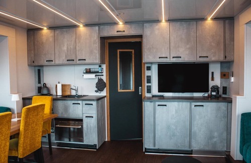 Zeuthen Location De Bateaux | Boat 'Hausboot Tegel' with Lake View, Wi-Fi and Air Conditioning