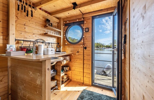 Neuland Location De Bateaux | Bateau 'Tolles Tiny Hausboot Agathe' avec terrasse privée et Wi-Fi