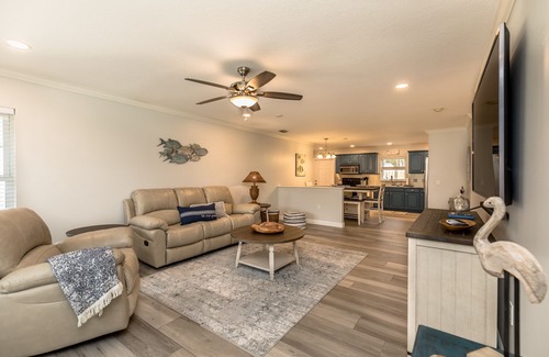 Sebastian Highlands Maison | 🍹🌞 Boater's Paradise! Fenced Yard, Boat Parking, 6 miles to Beach!