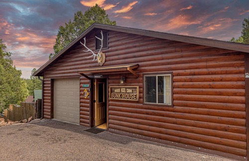 Christopher Creek Cabine | Cabin get away with KING bed, free WIFI, deck, full kitchen & BBQ-washer & dryer