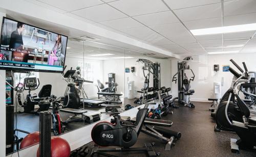Boca Raton Appartement | Boca Coastal Waterfront Stay - 2BR 2BA - Pool, Gym, Parking, Walk to Beach