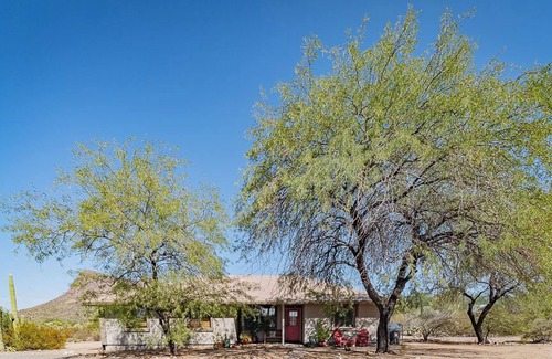 Picture Rocks Maison | Bohemian desert sanctuary with stunning views!