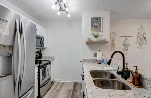 Huntsville Copropriété | Bohemian MidCity/3 minutes from MidCity Huntsville/Updated Condo/Outdoor Balcony
