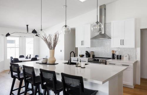 Continental Foothills Maison | Bohemian Resort-Pool, Spa, Golf, Bar, BBQ, &Games!