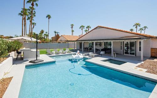 Continental Foothills Maison | Bohemian Resort-Pool, Spa, Golf, Bar, BBQ, &Games!