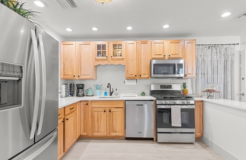 Old Northwood Historic District Maison | Bohemian Retreat-Heated Pool, Jacuzzi & Pool Table