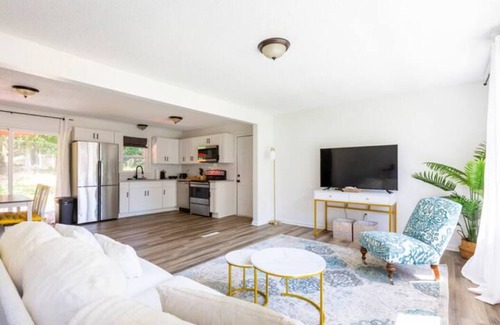 Newton Maison | Bohemian Retreat |Newly Remodeled with New Hot tub