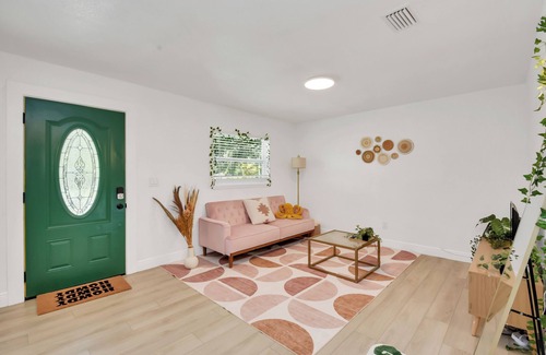 Taft Maison | Bohemian Themed 2 Bedroom House Located right next to Airport and Downtown