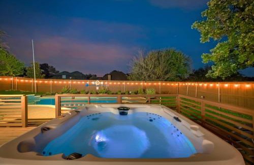 North Richland Hills Maison | Boho Chic Home w Backyard Paradise - Pool + Grill