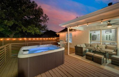 North Richland Hills Maison | Boho Chic Home w Backyard Paradise - Pool + Grill