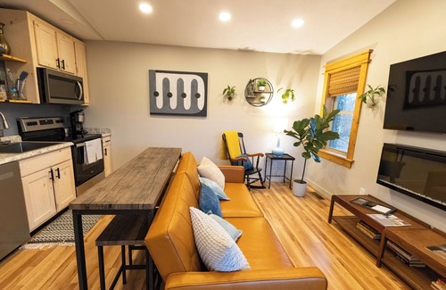Cool Ridge Cabine | Boho Getaway for Two, Stay near the New River Gorge and Glade Creek Farm