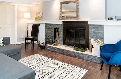 Red Deer Maison | Boho Oasis, 3000 sq ft, hot tub, 20 min. to the beach!