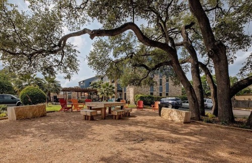 South Lamar Appartement | Boho Retreat in SoLa☼Sleeps 5☼King Bed☼WiFi☼2BR