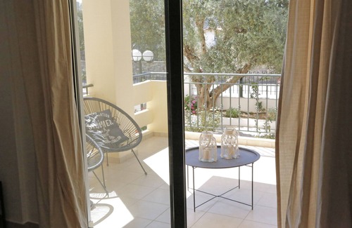 Aigio Appartement | Boho Studio with terrace and pool close to the beach