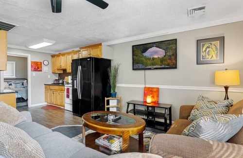Secane Appartement | Boho-Style 2B/1B by the Philadelphia Airport w/ Nearby Parking Spot!