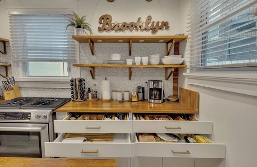 Midtown Appartement | Boho-style 2BR/2BA Midtown triplex with private front patio. King + queen bedrooms, updated kitchen, smart TVs, self check-in, and laundry. Walk to Piedmont Park, Trader Joe’s, and restaurants. Free street parking. No pets.
