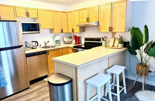 East Kootenay Copropriété | Boho theme, Ground floor patio with green space and creek view. 2 min to gondola