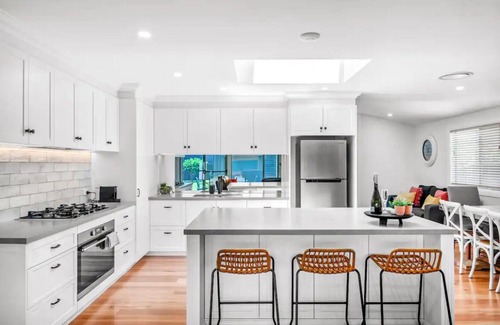 Blacksmiths Maison | Boikon Beach House - easy stroll to Blacksmiths Beach