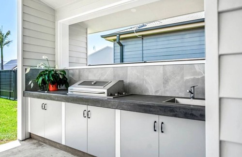Blacksmiths Maison | Boikon Beach House - easy stroll to Blacksmiths Beach