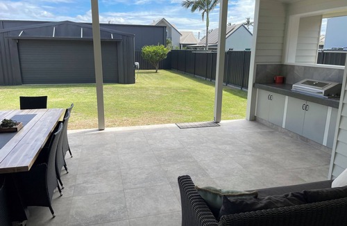 Blacksmiths Maison | Boikon Beach House - easy stroll to Blacksmiths Beach