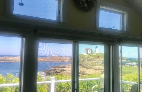 York Beach Cottage | Bold Ocean Front Cottage à Nubble light house